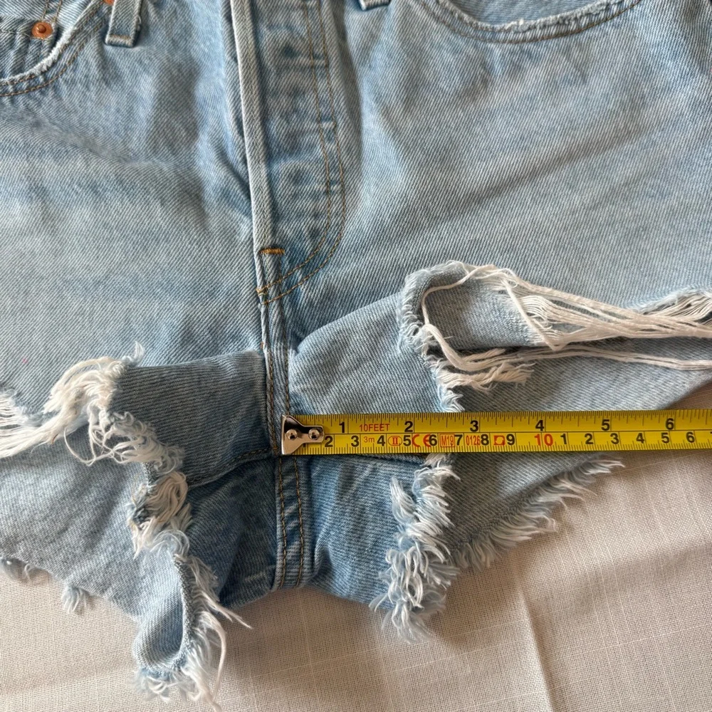 Levi's 501 distressed denim shorts light wash Size 26W